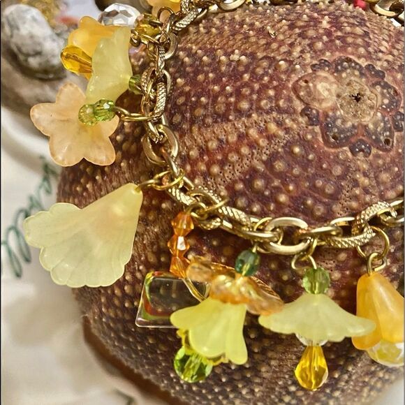 Bracelet beads that look like flowers yellows and pastel green crystals 81/2 in - Picture 3 of 5